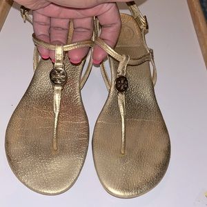 🩸🩸Tory Burch Gold Thong Sandle Size 7. 1/2